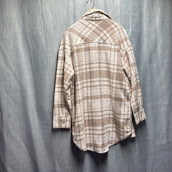 Amisu Cream and Tan Plaid Shirt Jacket size medium - Picture 8 of 10